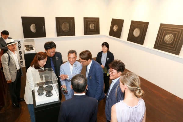 Choi Jong-Deok, Director, National Research Institute of Cultural Heritage, explainsthe artifacts (replicas)