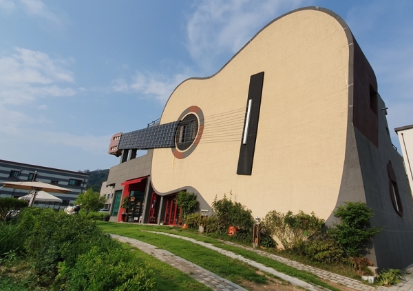 The street at Ye's Park is full of unique architecture. Shown here is the aptly shaped Cera Guitar Cultural Center. (Kim Hyelin)