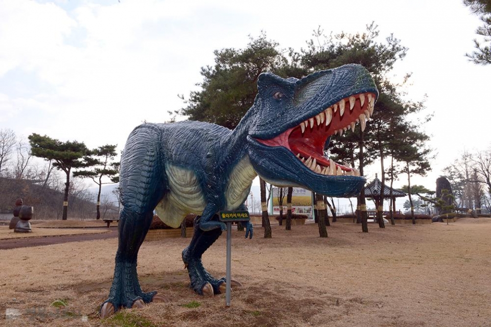 Sculpture of dinosaur at Eco Park