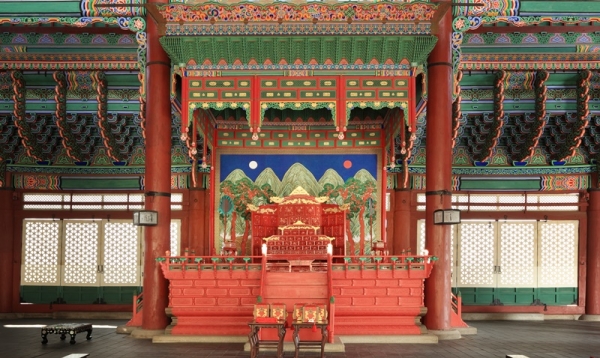 The eojwa (king's throne) is at the center of Geunjeongjeon Hall at Seoul's Gyeongbokgung Palace. <br>​​​​​​​(Royal Palaces and Tombs Center of Cultural Heritage Administration)<br>