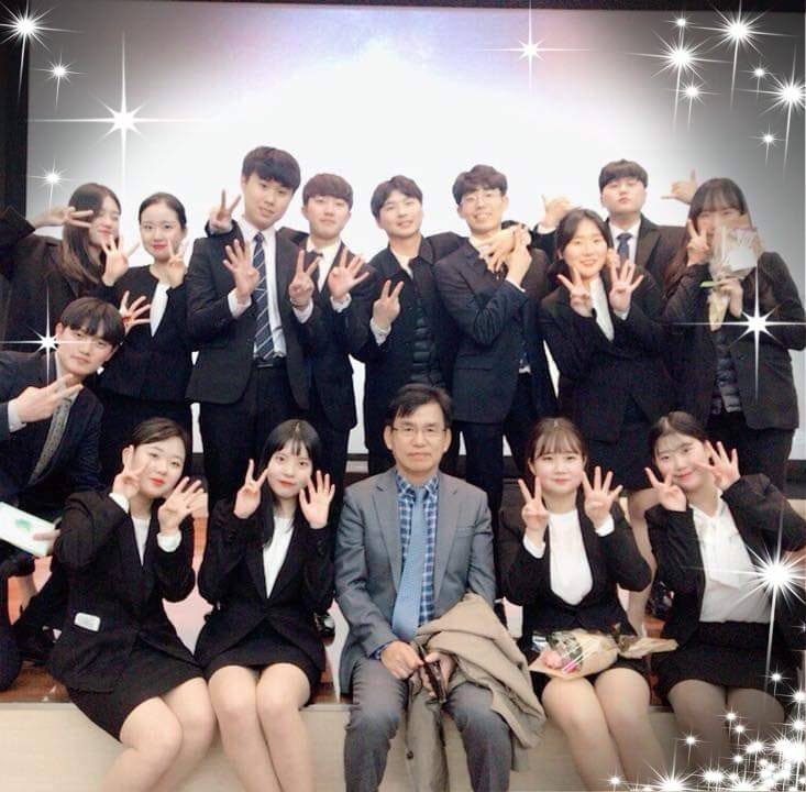 Prof. Chung Byung-woong with his University students