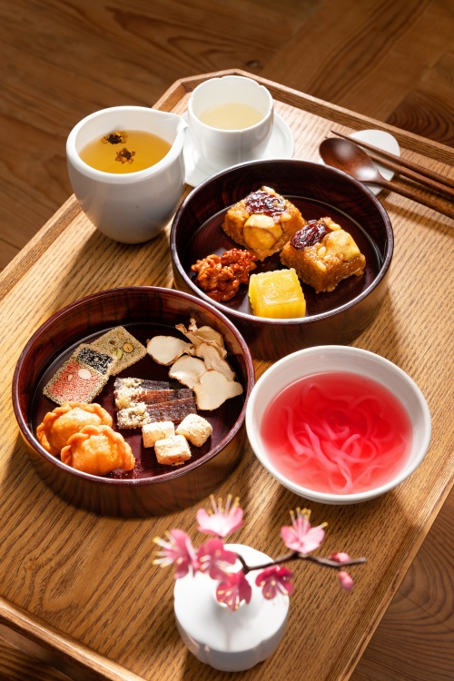 The program "Doseuk Surasang" is a modern interpretation of the king and queen's daily meals during the Joseon Dynasty (1392-1910) comprising 12 dishes including Sisikgonggam participants can try traditional Korean rice cakes and confectionary such as yaksik (sweet rice cake garnished with nuts, jujubes and honey), ggaegangjeong (sweet confectionary with sesame), chrysanthemum tea and hodujeong (confectionary with a walnut inside).