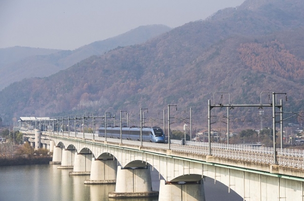 Photo: New KTX train crossing the Yangsu Railroad Bridge (Credit: KORAIL)