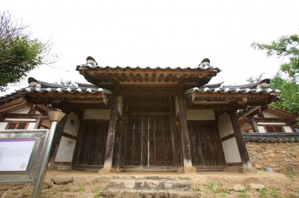 Photo: Jipyeonghyanggyo Confucian School