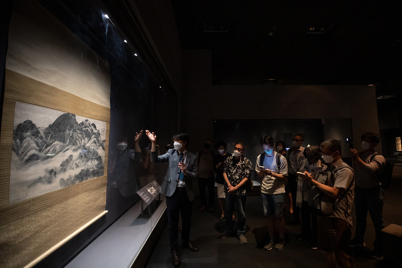 On the day ahead of the opening of the exhibition "A Great Cultural Legacy: Masterpieces from the Bequest of the Late Samsung Chairman Lee Kun-hee" at the National Museum of Korea in Seoul, foreign media personnel on July 20 attend a promotional tour and listen to explanations on the artworks. (Kim Sunjoo)