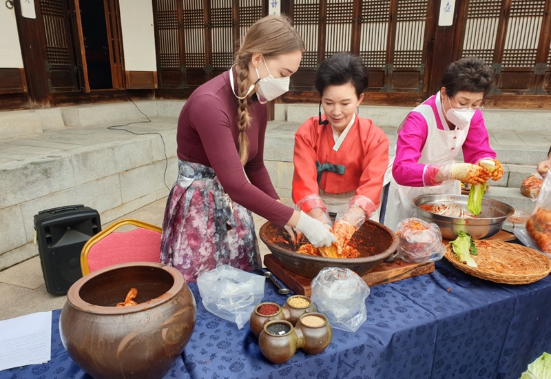 A kimchi day event for foreign residents in Korea will run through Nov. 15.