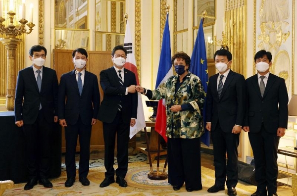 Minister of Culture, Sport and Tourism Hwang Hee (third from left) on Nov. 15 fist-bumps his French counterpart Roselyne Bachelot before holding bilateral talks at the French Ministry of Culture.
