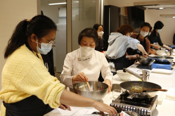Students of the "Korean food within Hallyu (Korean Wave)" program at the Korean Cultural Center in France on Nov. 23 make hotteok (filled pancake).