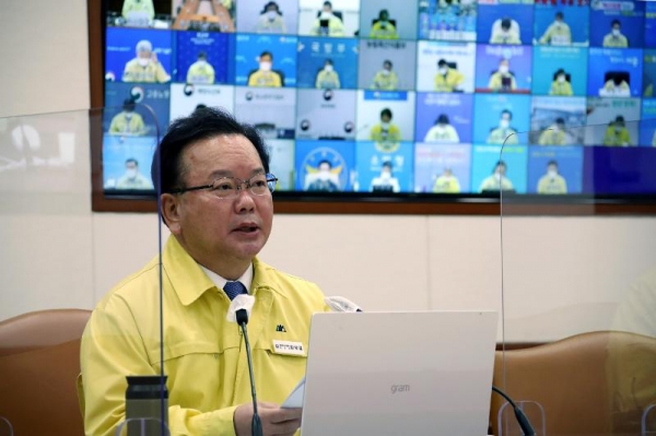 Social distancing measures limiting the number of people in a private gathering to four and imposing a 9 p.m. curfew for restaurants and cafes will be extended for two weeks until Jan. 16. Shown is Prime Minister Kim Boo-kyum on Dec. 24 chairing a Central Disaster and Safety Countermeasures Headquarters meeting at Government Complex-Seoul.