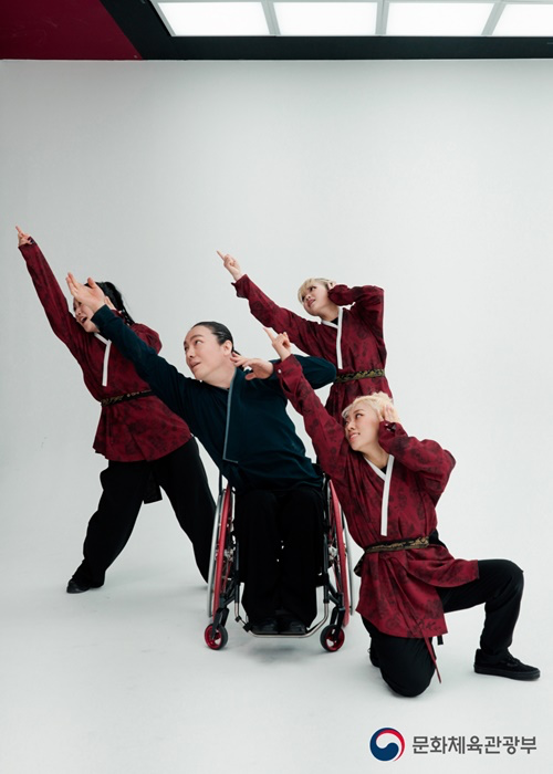 Wheelchair dancer Kim Yong-woo and Mismolly, a seven-member dance crew, express an event of this year's Beijing Winter Paralympics. (Ministry of Culture, Sports and Tourism)