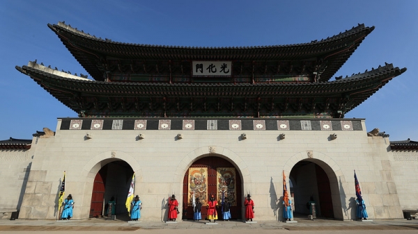Royal guards at Gyeongbokgung Palace in Seoul's Jongno-gu District on Jan. 27 stand in front of Gwanghwamun Gate, on which two munbaedo paintings hang to ward off evil spirts.