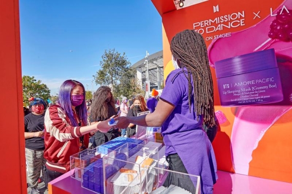 E-commerce last year posted record-high export volume, with cosmetics leading the way with 31.1% of the total. Shown here is Amorepacific's pop-up booth in November last year at the "Permission to Dance on Stage" concert of the K-pop sensation BTS at SoFi Stadium in Los Angeles. (Amorepacific)
