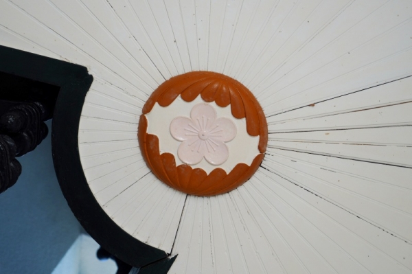 An Oyat (white plum) flower decoration is on the ceiling of Homigot Lighthouse.