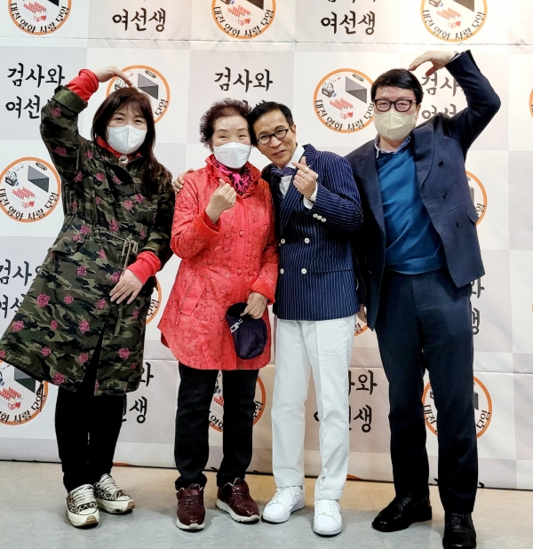 Silent-film narrator Choi Young-Joon (second from the right) and CEO of WalkintoKorea Kang Deahoon (first from the right)