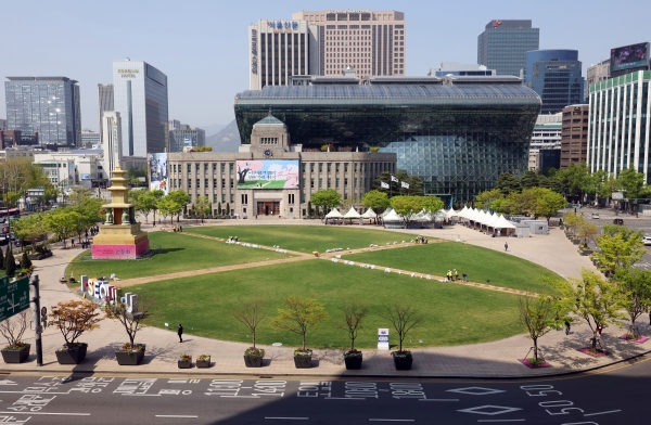 The outdoor library event "Read at Seoul Plaza" from April 23 will be opened in the space in front of Seoul City Hall in the capital's Jung-gu District. (Yonhap News)