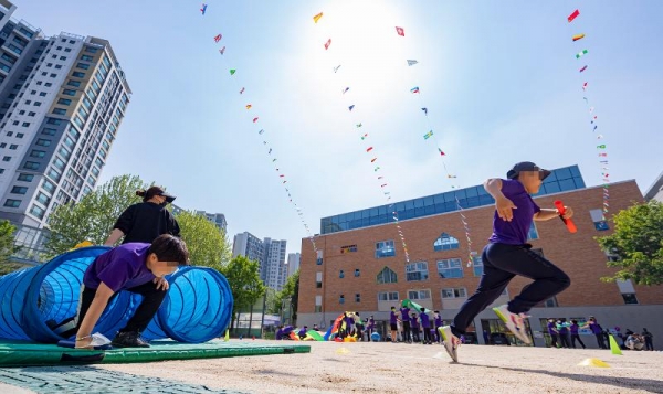 Students at Geumwha Elementary School in Seoul's Seodaemun-gu District on May 2, three days ahead of Children's Day, run without masks in a relay at a sports festival. (Yonhap News)