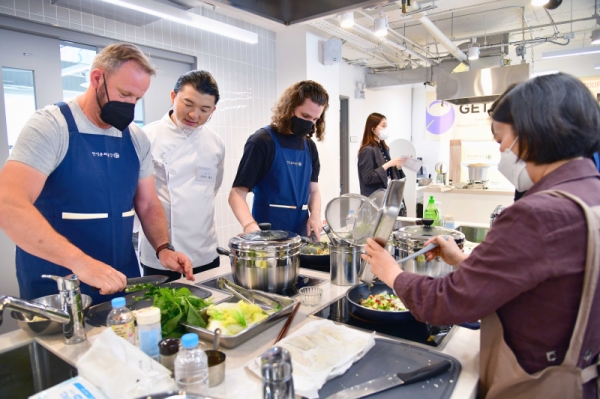 Foreign participants on May 16 try their hand at making Korean food at the "Hansik One-day Tour for Foreigners" at the Hansik space E:eum in Seoul's Jongno-gu District.