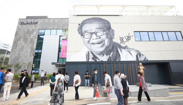 Visitors on the afternoon of June 8 head to a memorial hall dedicated to the late TV show host Song Hae in Daegu's Dalseong-gun County.