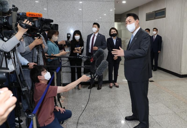 President Yoon Suk Yeol on June 10 responds to reporters' questions at his office in Seoul's Yongsan-gu District. (Yonhap News)
