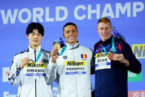 Hwang Sun-woo (left) on June 20 poses for a photo at the awards ceremony after claiming the silver medal in the men's s 200-m freestyle at this year's FINA World Championships, along with gold medalist David Popovici from Romania (middle) and bronze medalist Tom Dean from the U.K. (Yonhap News)