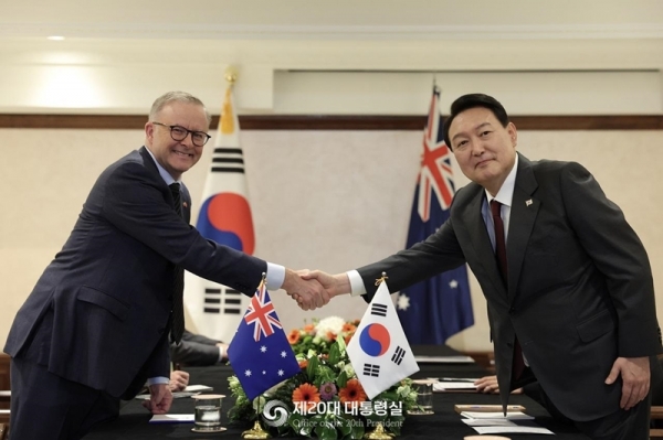 President Yoon Suk Yeol (right) on June 28 shakes hands with Australian Prime Minister Anthony Norman Albanese before their bilateral summit at a hotel in Madrid, Spain. (Office of the 20th President)