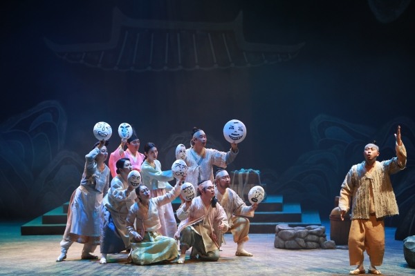 Miryang, Gyeongsangnam-do Province, is the host city of the 40th Korean Theater Festival scheduled for July 8- 30. The photo shows a theatrical team performing at the festival.