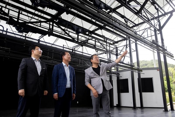 Geochang-gun County Mayor Koo In-mo inspects preparations on a stage where the 32nd Geochang International Festival of Theatre will be held. (Kim Sunjoo)