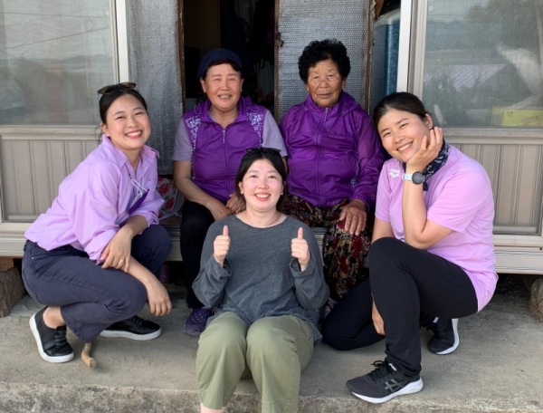 Korea.net reporters and residents of Shinhan-gun County wear purple-colored attire. Visitors who wear purple clothing, hats, gloves or socks or dresses their pets in purple are exempt from paying the admission fee of KRW 5,000. (Joung Haseung)