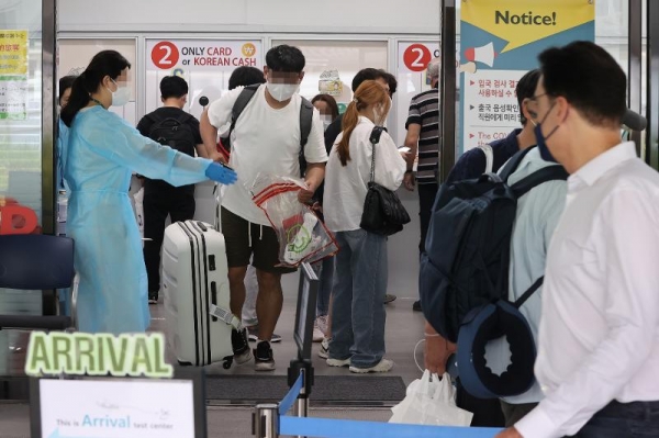 The COVID-19 test center at Terminal 1 of Incheon International Airport on July 24 is crowded with arriving foreign passengers. (Yonhap News)
