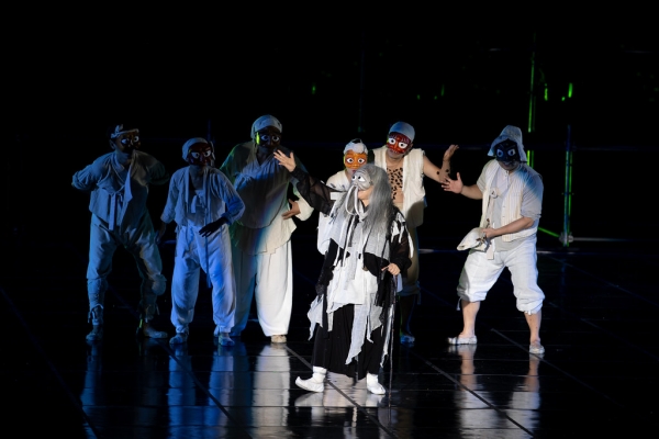 This scene is from "A Midnight Summer Night's Dream in Geochang," the opening performance of the 32nd Geochang International Festival of Theatre.