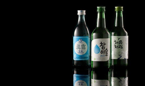 Korea's leading brands of diluted soju are Jinro, Chamisul and Chum-Churum. (Kim Sunjoo)