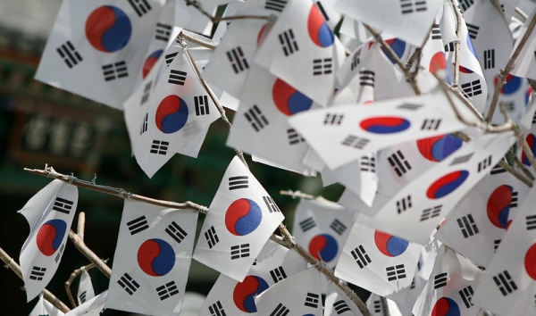 The Korean Sport and Olympic Committee on Aug. 14 will host a race for the event "Drawing Taegeukgi (the national flag) Together" with about 1,000 participants, starting from the former presidential compound of Cheong Wa Dae in Seoul's Jongno-gu District and ending at the National Museum of Korea in the city's Yongsan-gu District. The photo was taken on National Liberation Day on Aug. 15, 2012. (Korea.net DB)