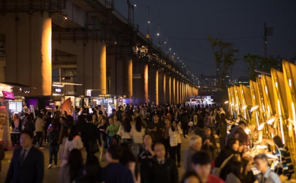 Show is the 2019 edition of the Hangang Moon Light Market in Seoul.