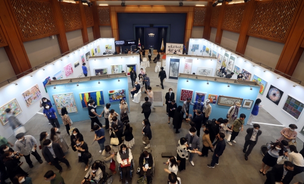 An exhibition featuring works by disabled artists dubbed "Into the People, Into Harmony" (unofficial translation) on Aug. 31 is opened at the second-floor briefing room of Chunchugwan at the former presidential compound of Cheong Wa Dae in Seoul's Jongno-gu District. (Jeon Han)