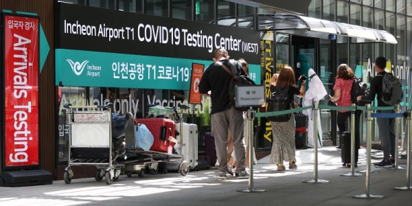 From Sept. 3, all incoming travelers to Korea will not have to submit a negative result from a predeparture COVID-19 test taken abroad after arrival. Shown are inbound passengers lined up to get tested at a testing center of Terminal 1 at Incheon International Airport. (Yonhap News)