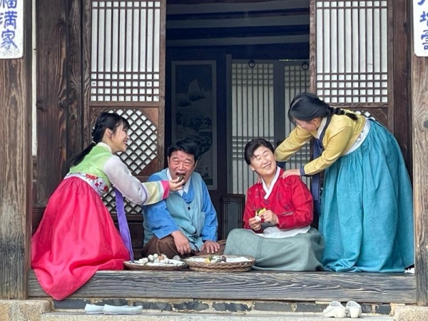 A reenactment of a Chuseok (Korean Thanksgiving) family gathering features songpyeon (traditional rice cakes) at Korean Folk Village in Giheung-gu District of Yongin, Gyeonggi-do Province. (Korean Folk Village)