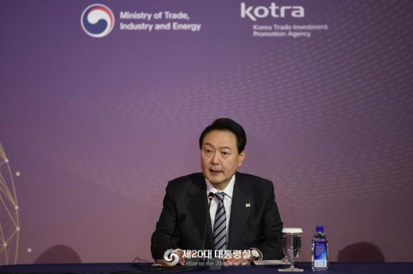 President Yoon Suk Yeol on Sept. 22 speaks at the North America Investors Roundtable held at the hotel JW Marriott Essex House in New York. (Office of the 20th President)