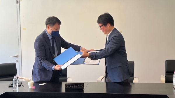 SolBridge's Dean Joshua Park (on the left) and Mr. Kang Dae Hoon (on the right) signing a new Memorandum of Understanding