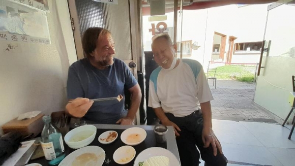 Andrzej Rybak on Sept. 9 interviews the owner of Big Spider Restaurant in Daegu's Jung-gu District after finishing hanwoo dishes. (Lee Shinwoo)