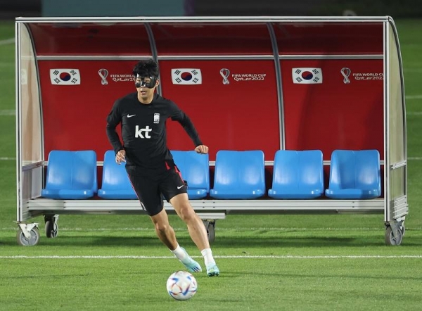 Soccer star Son Heung-min on Nov. 17 practices wearing a face shield at Al Egla Training Facility in Doha, Qatar, for the upcoming FIFA World Cup. (Yonhap News)
