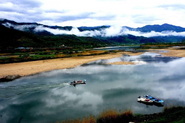 The regional specialty marsh clams are harvested under a traditional fishing method on the Seomjingang River crossing Hadong-gun County, Gyeongsangnam-do Province,