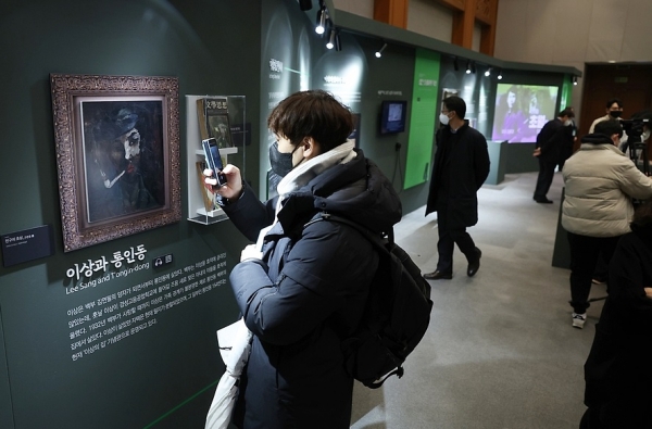 Visitors look around the literary exhibition "Lee Sang, Yeom Sang-seop, Hyun jin-gun, Yoon Dong-ju, stroll through Cheong Wa Dae" at Chunchugwan, the media center at the former presidential compound of Cheong Wa Dae. (Ministry of Culture, Sports and Tourism)