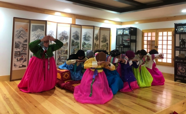 Participants clad in Hanbok at a Seollal event in 2020 hosted by the Korean Cultural Center (KCC) in Cairo, Egypt, learn how to perform sebae (traditional ceremonial bows to elders on Seollal). (KCC in Egypt)