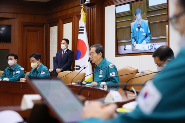 Prime Minister Han Duck-soo on Jan. 20 chairs a meeting of the Central Disaster and Safety Countermeasures Headquarters at Government Complex-Seoul in the capital. (Office for Government Policy Coordination, Prime Minister's Secretariat)