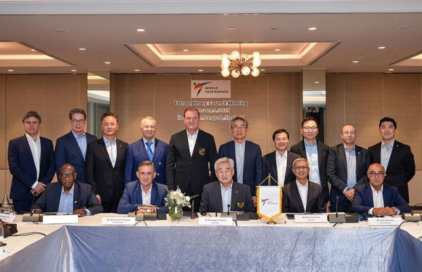 World Taekwondo (WT) President Choue Chungwon (third from left in front row) at an extraordinary WT Council meeting in Bangkok, Thailand, on Feb. 1 takes a commemorative photo with council members after naming Chuncheon, Gangwon-do Province, the host city of next year's World Taekwondo Junior Championships. (World Taekwondo)