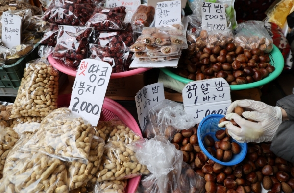 Bureomggaeki is the custom of eating hard nuts on the early morning of Jeongwol Daeboreum to pray for good health during the year.