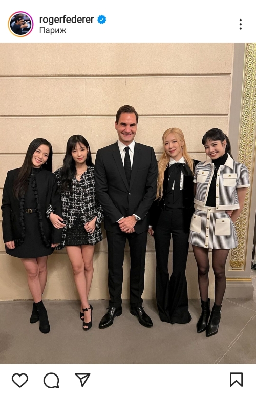 Swiss tennis icon Roger Federer (middle) takes a commemorative photo with BLACKPINK. (Federer's official Instagram account)