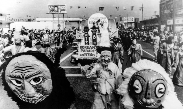 Anaheim Union High School District in California, U.S., will offer the course, "Korean American  Stories, Experience and Studies," from this fall. The course covers the history of Korean immigration to the U.S. The photo is of a Korean parade in Los Angeles in 1976. (National Archives of Korea)
