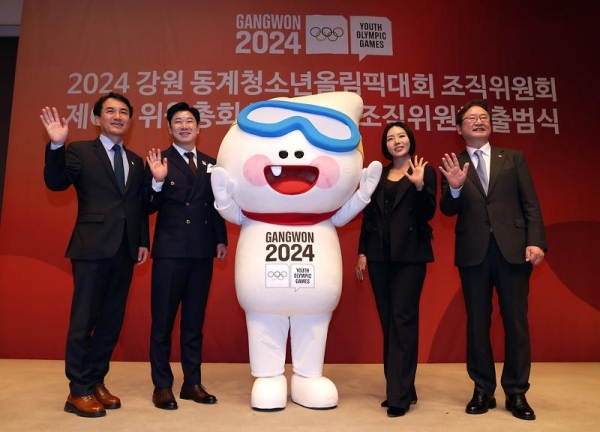 Posing for the inauguration ceremony for the second organizing committee for the 2024 Gangwon Winter Youth Olympics are the committee's co-heads Jin Jong-oh (second from left) and Lee Sang-hwa (second from right), Minister of Culture, Sports and Tourism Park Bo Gyoon (right) and Governor of Gangwon-do Province Kim Jin-tae. (Ministry of Culture). (Ministry of Culture, Sports and Tourism)