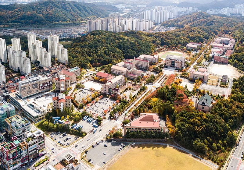 Mokwon University is a private university located in Daejeon Metropolitan City and is affiliated with the Protestant Church.